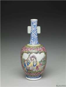Image 1-1: Vase avec poignées tubulaires décorées de figures occidentales sur un fond polychrome en émaux peints falangcai (source MNP)