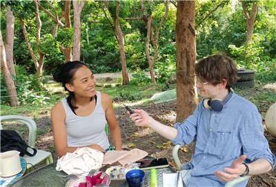 Aurélien Rossanino en train d'interviewer la chanteuse Sauljaljui (photo remise par Aurélien Rossanino) 