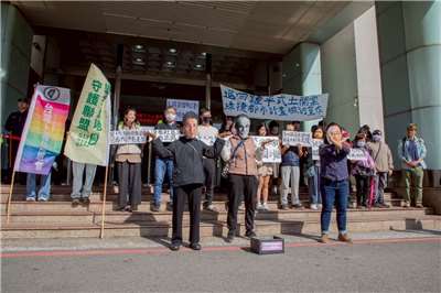 Les manifestants contre une expropriation à Taoyuan ont joué une saynète de théâtre pour sensibiliser aux contradictions de la mairie dans son plan de développement (photo fournie par les organisateurs)