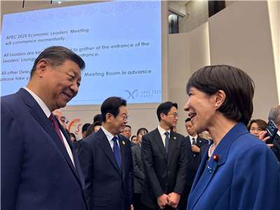 Xi jinping et Sanae Takaichi lors du sommet de l'APEC le 31 octobre 2025 (Image : X/Twitter @takaichi_sanae)