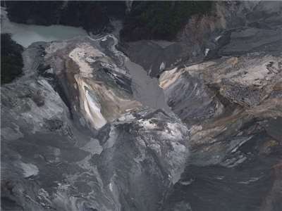 Photographie aérienne du glissement de terrain à 300 mètres en amont du barrage naturel de Fata'an prise le 13 novembre 2025 (Image : Bureau des forêts de Hualien) 