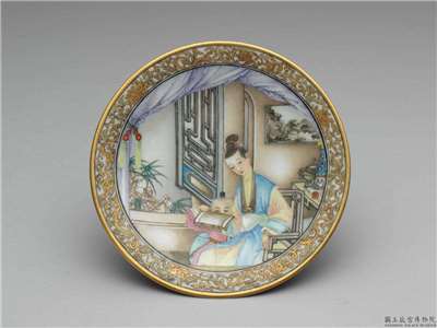 Image 1: Assiette décorée avec le motif « Mère enseignant à son enfant » en émaux peints falangcai (source MNP)