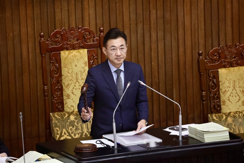 Le vice-president du Parlement Johnny Chiang annonce l'adoption de l'amendement à la loi (photo CNA)