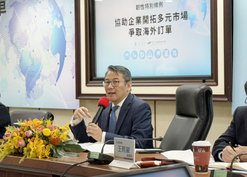 William Liu explique le plan d'aide aux entreprises (photo CNA)