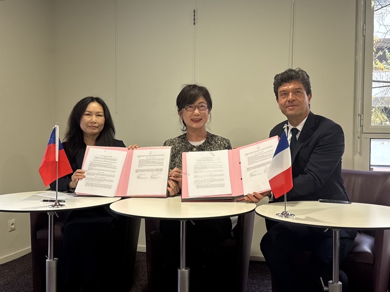 Signature d'un protocole d'entente entre l'INALCO et le BRTF pour organiser un nouveau cycle de conférences sur Taïwan (photo : CNA)