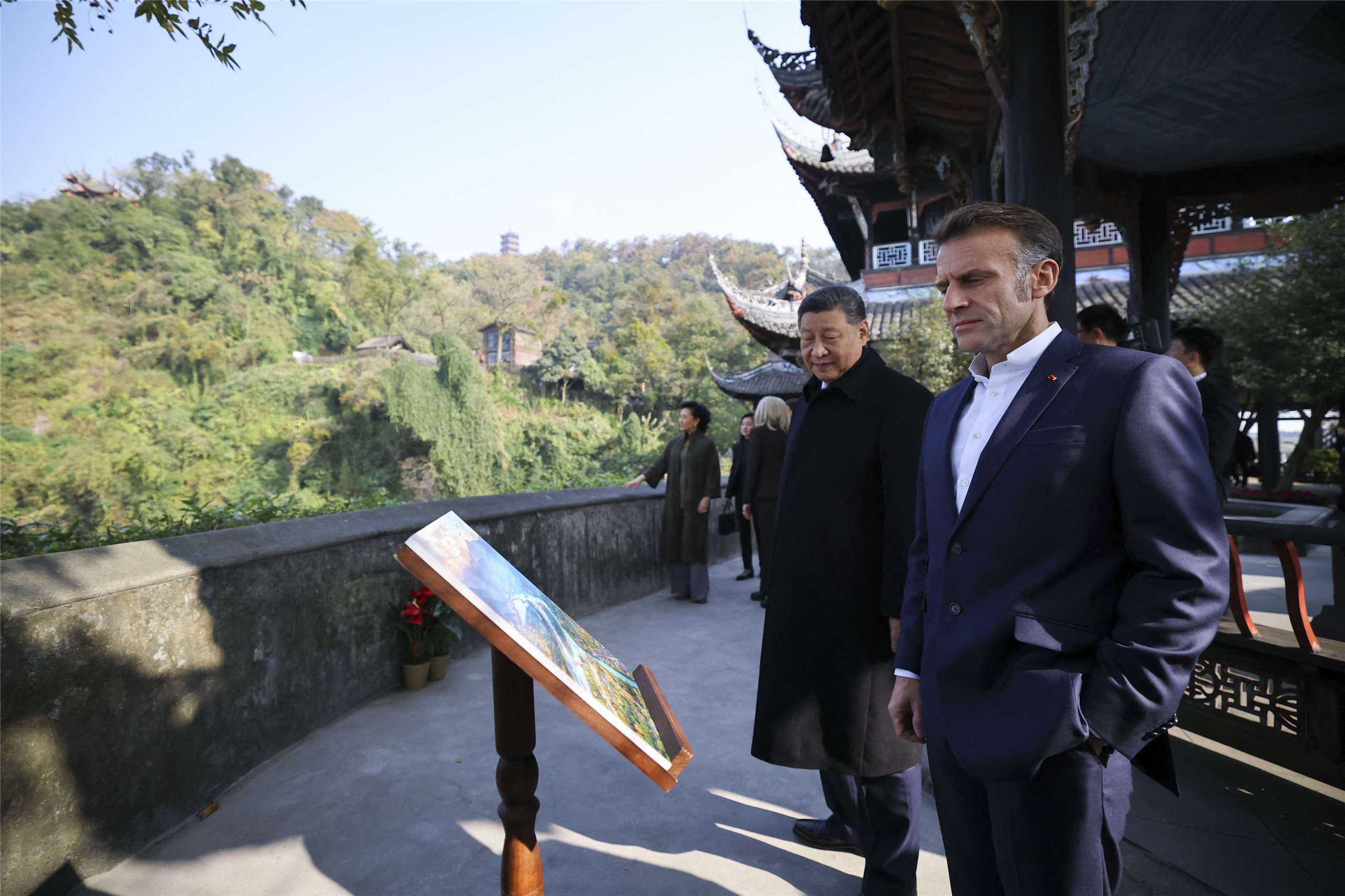 Emmanuel macron lors de sa visite en Chine le 5 décembre en compagnie de Xi Jinping (AFP)