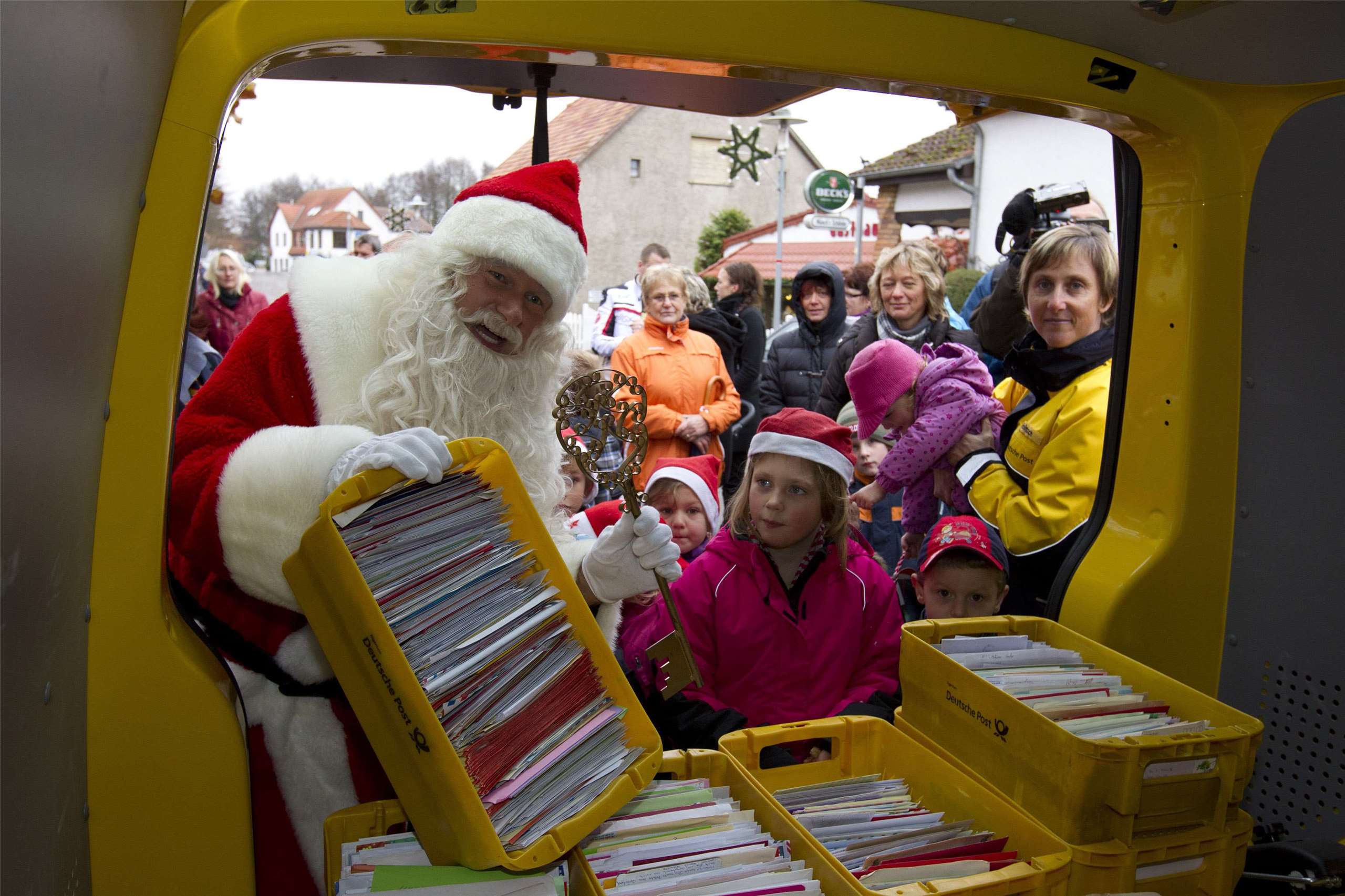 Sur cette photo, le "Père Noël" reçoit ses lettres - y compris depuis Taïwan - dans l'un de ses secrétariats en Allemange (Source : Reuters)