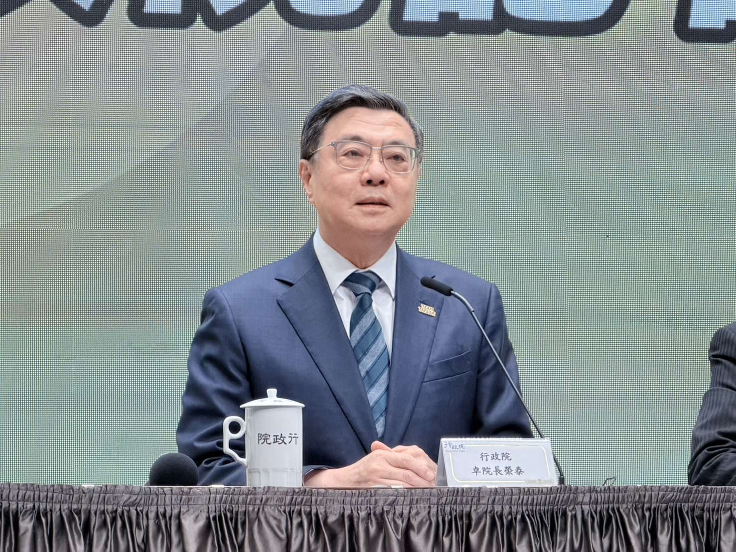 Le Premier ministre Cho Jung-tai en conférence de presse pour défendre l'ordre constitutionnel (photo, Rti)