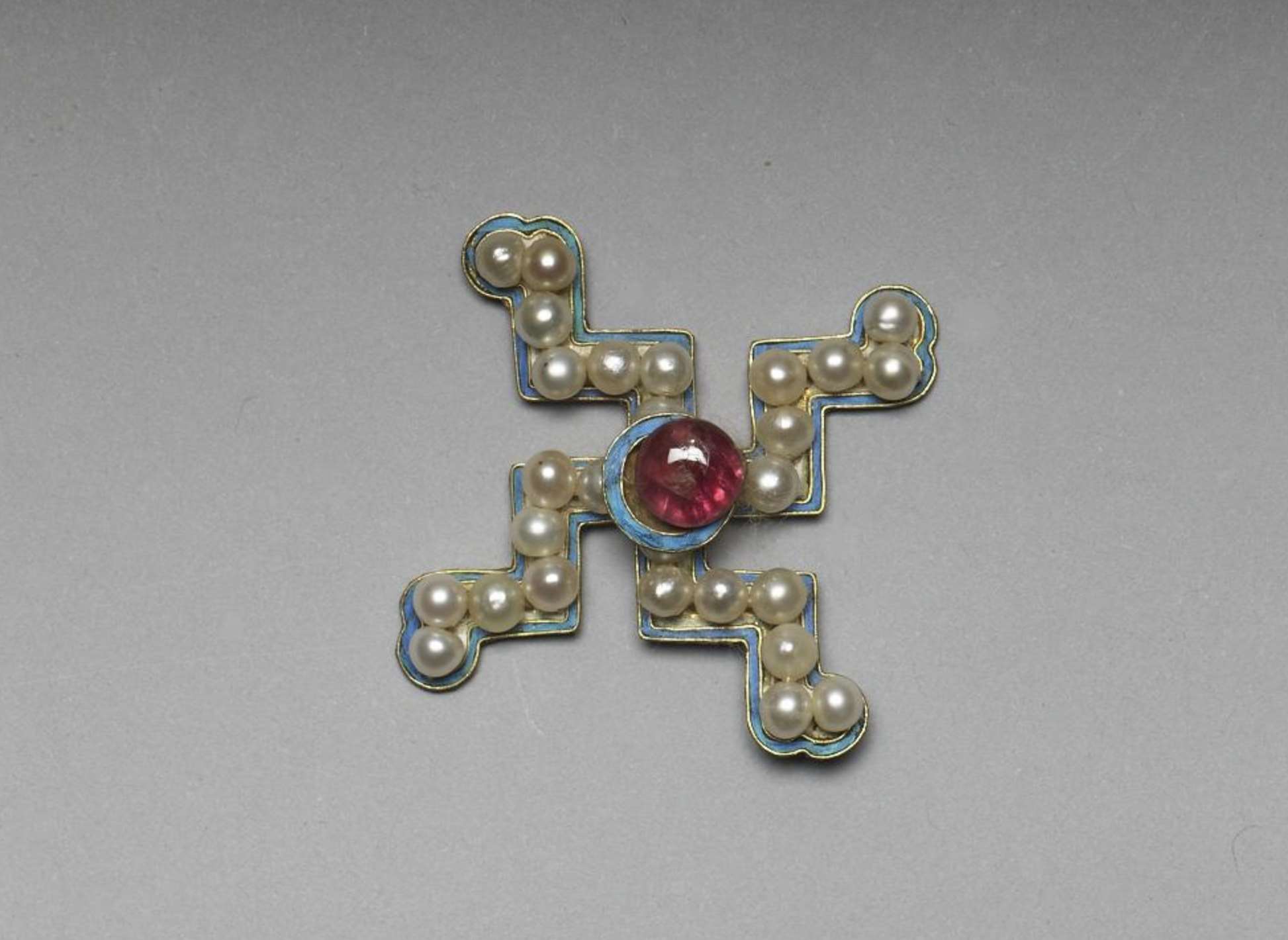 Image 1: Ornement de chapeau en forme de svastika en argent doré serti de pierres précieuses, période Qing (source MNP)