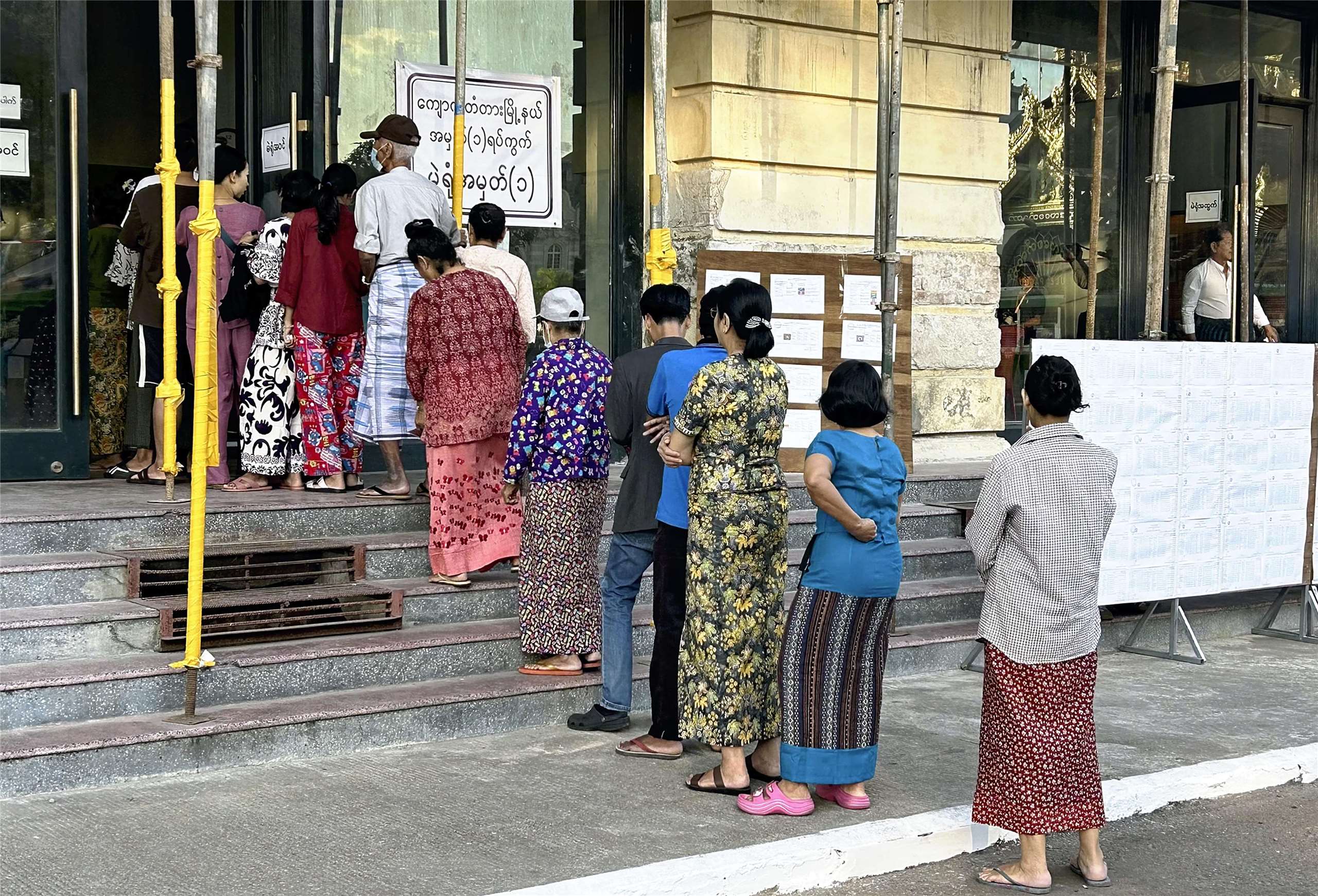 Au Myanmar, la junte birmane organisait dimanche la 1ère phase d'un scrutin à la légitimité contestée (Image : AP)