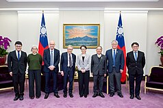 La Vice-Présidente Hsiao Bi-khim reçoit le prix Nobel d'économie 2024 James A. Robinson avec sa délégation (photo : CNA)