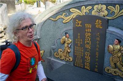 Le chercheur allemand Olivier Streiter, co-fondateur de la base de données Thakbong, étudie les tombes dans le monde sinophone depuis des années (photo : Sasa)