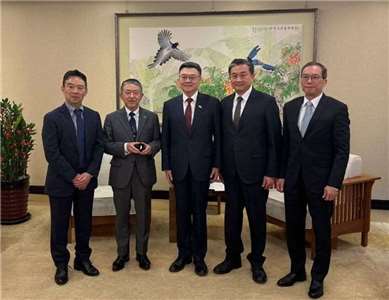 Le Yuan exécutif a nommé en mars dernier Shigeru Iwasaki (deuxième à partir de la gauche), ancien chef d'état-major des Forces d'autodéfense japonaises, conseiller en affaires politiques. (photo : FB)