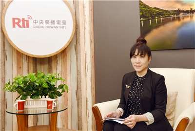 Chen Li-Chin (陳麗琴), présidente de l'Union des associacions d'infirmiers de Taïwan, est interviewée à Rti (photo Rti)