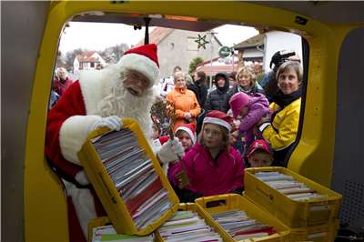 Sur cette photo, le "Père Noël" reçoit ses lettres - y compris depuis Taïwan - dans l'un de ses secrétariats en Allemange (Source : Reuters)