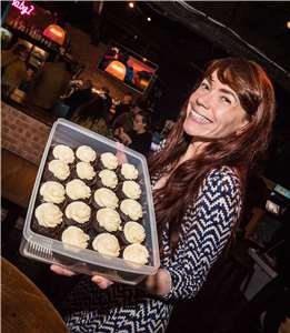 Kate Billington présente ses cupcakes (photo : aimable crédit)