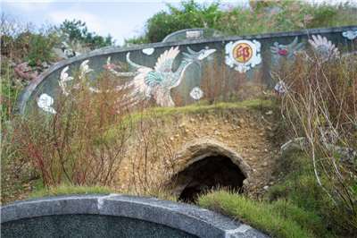 5e cimetière Niaosong à Kaohsiung, un cercueil a été retiré d'une tombe (photo : Sasa)