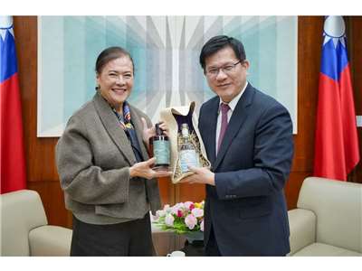 Le ministre des Affaires étrangères Lin Chia-lung (林佳龍) a reçu hier le représentant des Philippines à Taïwan Corazon Padiernos (Image : Compte Facebook de Lin Chia-lung)