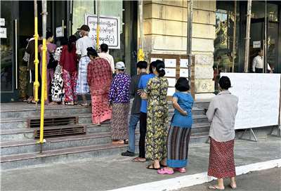 Au Myanmar, la junte birmane organisait dimanche la 1ère phase d'un scrutin à la légitimité contestée (Image : AP)
