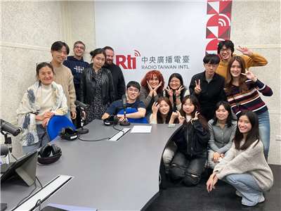 Les étudiants de l'Université nationale de Taïwan qui vous proposent dans OEPAT leur podcast "Paroles de jeunes :  petits moments et grands débats", avec leur professeur de "français des médias", Max, ainsi que Meg Wang et François-Xavier Boulay de RTI (photo : RTI)