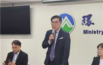 Le ministre de l'Environnement Peng Chi-ming (彭啓明) explique le souhait de négocier avec l'Europe sur le MACF  (Photo RTI)