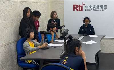 Des élèves de la TES enregistrent leur émission au studio de Rti (photo Rti)