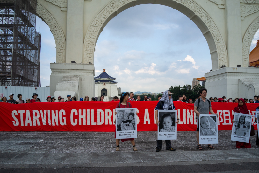 Les enfants affamés sont une ligne rouge était l'un des slogans de la manifestation (photo : Sasa / RTI)