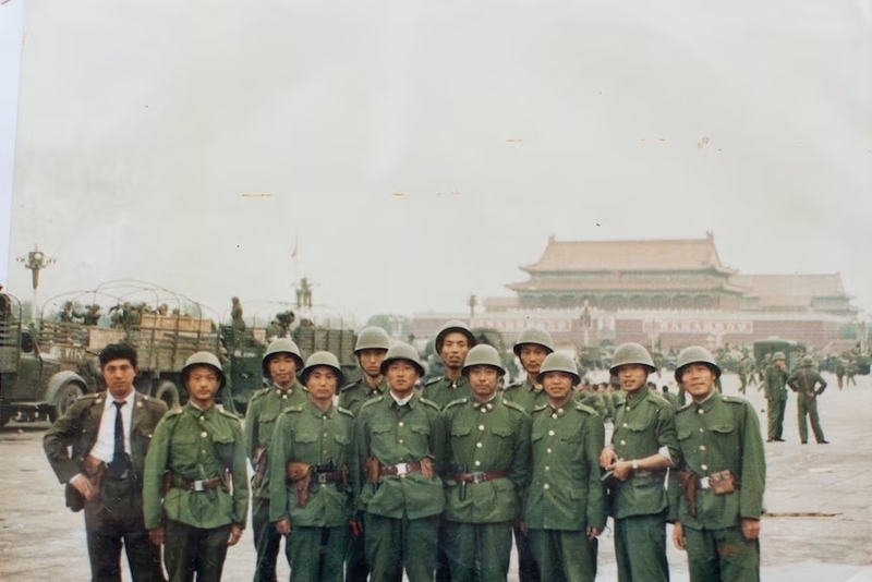 L'armée de Libération marche sur les protestatns à Pékin, en juin 1989
(photo fournie par Li Xiaoming, ancien militaire chinois réfugié qui a parlé ouvertement de ce qui s'est passé à ce moment)