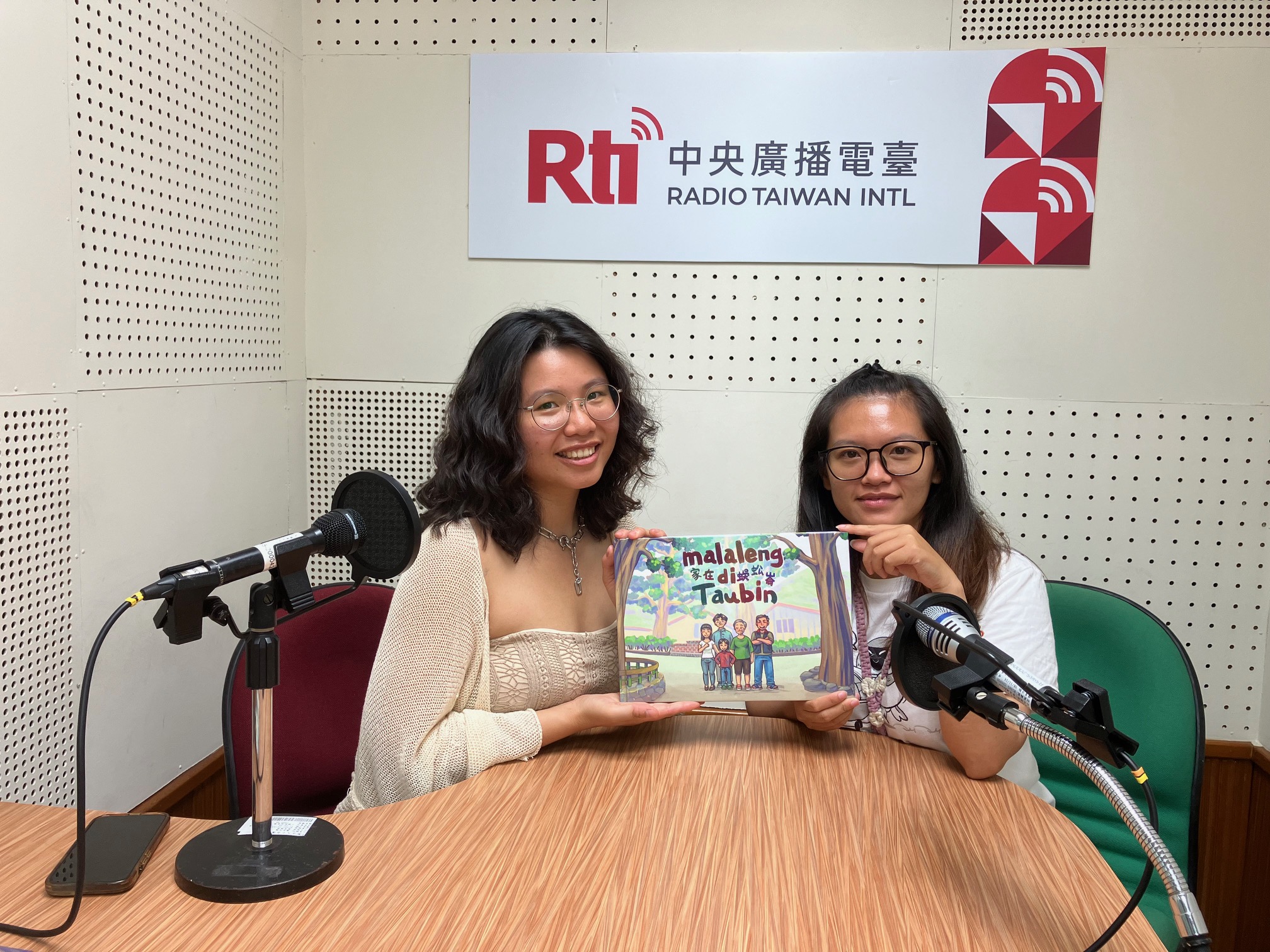 Weng Chin-wen (à gauche) et Su Huei-ling (à droite) ont collaboré pour publier ce livre jeunesse bilingue kaxabu-mandarin sur les plantes, les animaux en la chasse (photo : Sasa / RTI)