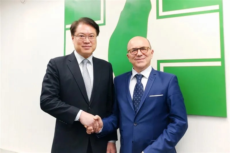 Le secrétaire général du Parti démocrate progressiste (DPP) Lin Yu-chang reçoit l'ancien sénateur français André Gattolin (photo, DPP)