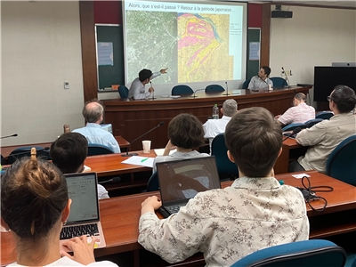 Journée des jeunes chercheurs 2025 co-organisée par le CEFC et l'EFEO à l'Academia Sinica le 11 juin. Victor Besnier et Pierre Lucas (AgroParisTech) présentent leur diagnostic agraire d'une partie de la plaine de Pingtung dans le sud de Taïwan (photo : RTI)