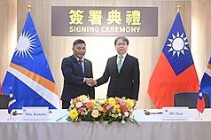 Le chef du Bureau national de la sécurité de Taïwan, Tsai Ming-yen (蔡明彥, droite), et le ministre marshallais des Affaires étrangères Kalani Kaneko (gauche) signent une lettre d'intention (photo CNA)