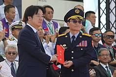 Le président Lai Ching-te inspecte les garde-côtes taïwanaises (Photo CNA)