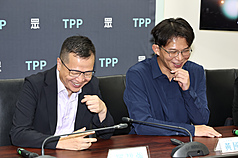 Les députés du KMT Luo Chih-chiang (à gauche) et du TPP Huang Kuo-chang (à droite) lors d'une conférence de presse sur un amendement visant à supprimer le Yuan de Contrôle (photo : CNA)