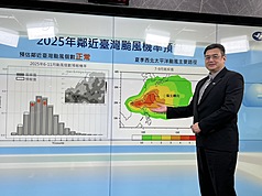 Le directeur du centre de prévisions, Chen Yi-liang (陳怡良) présente les prévisions de typhons pour Taïwan cet été (photo CNA)