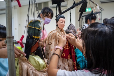 Un cours de marionnettes à fils de M. Hsueh Ying-yuan à l'école primaire Xing Da de Kaohsiung (photo : Sasa)