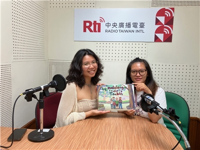 Weng Chin-wen (à gauche) et Su Huei-ling (à droite) ont collaboré pour publier ce livre jeunesse bilingue kaxabu-mandarin sur les plantes, les animaux en la chasse (photo : Sasa / RTI)