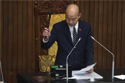 Le président du Yuan législatif, Han Kuo-yu, lors de l'adoption de l'amendement permettant une hausse de la solde des militaires le 10 juin 2025 (photo : CNA)