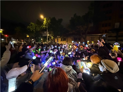 Les fans de Kpop apportent leurs lampes lors des manifestations devant le Parlement, à Taïwan (photo : Aki, aimable crédit)