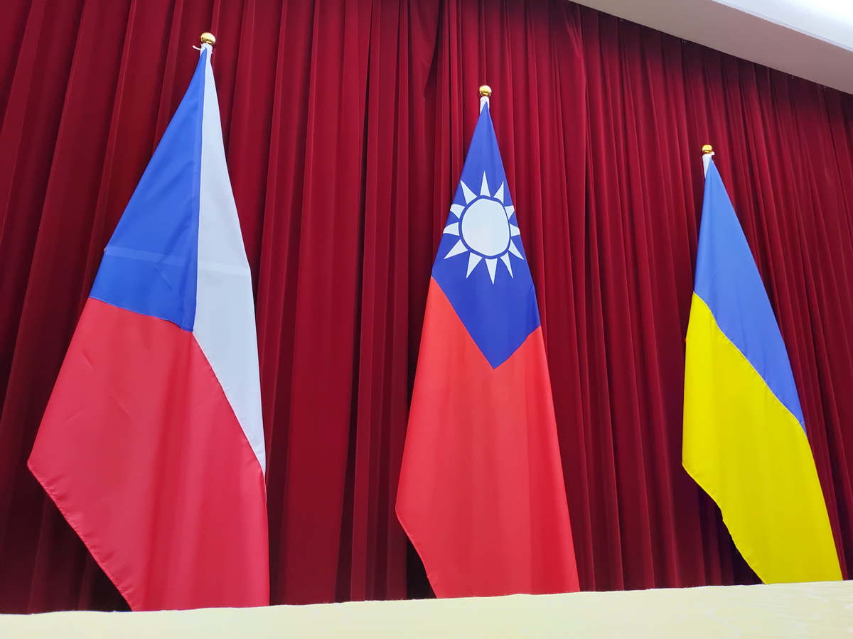 Etendards nationaux de la République tchèque, Taïwan et d'Ukraine (photo Rti)