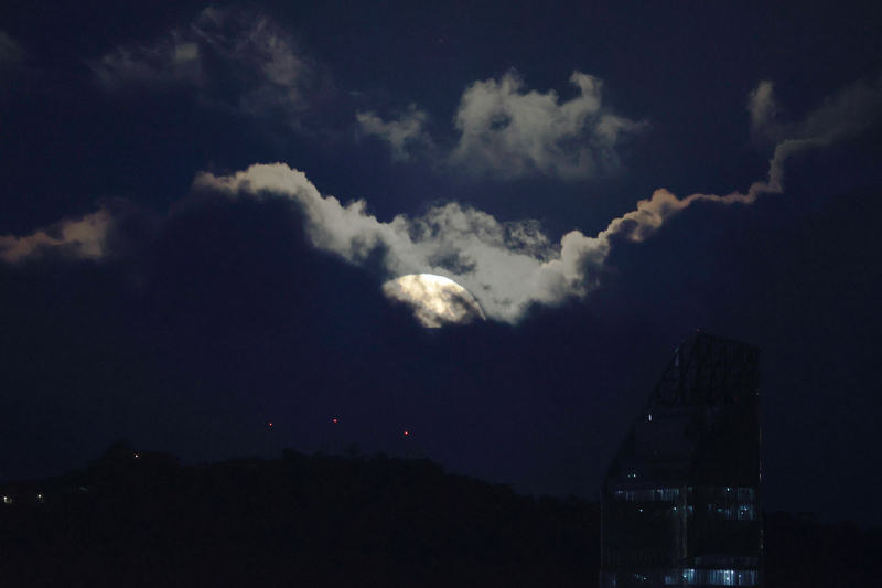 Illustration de la lune, derrière les nuages (photo CNA)