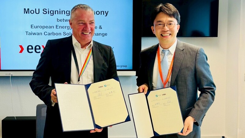 Joshua Tien (田建中), directeur général de la Bourse du carbone de Taïwan, et son homologue de l'UE, Peter Reitz (photo : TCX)
