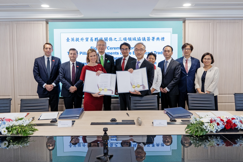 Signature d'accords constituant les trois piliers du partenariat commercial renforcé entre le Royaume-Uni et Taïwan lors du 27e dialogue économique et commercial bilatéral (photo : Yuan exécutif)
