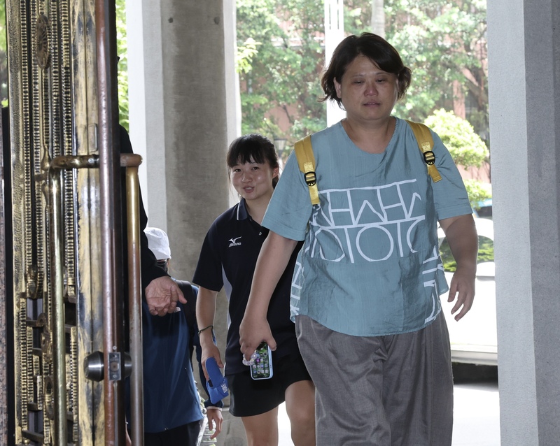Des joueuses de l'équipe de football de  NTNU se rendent au ministère de l'Éducation pour rencontrer le vice-ministre (photo CNA)