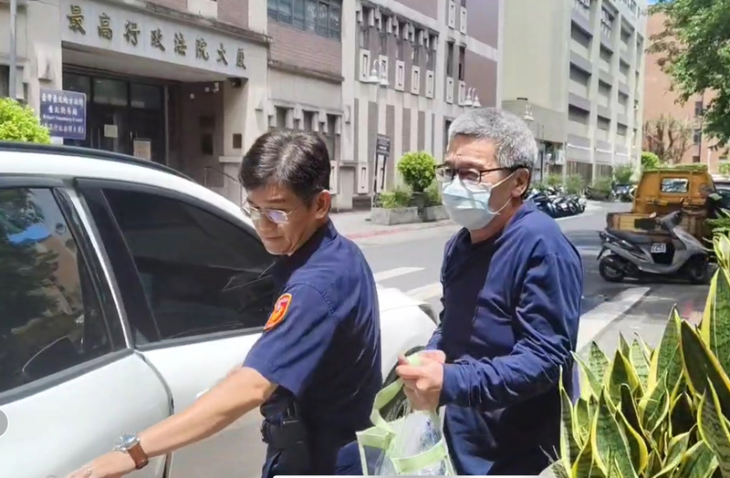 Lee Wen-tsong (droite) quitte le tribunal après avoir réglé sa caution, le 23 juillet (photo CNA)