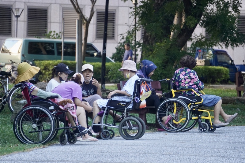 Personnes âgées et aides à domicile se retrouvent dans un parc (photo : archives, CNA)