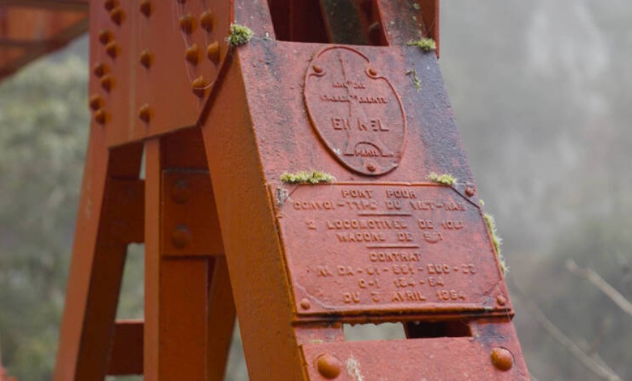 Plaque attestant de l'authenticité d'un pont fabriqué selon les plans des ateliers Gustave Eiffel sur un pont des gorges de Taroko