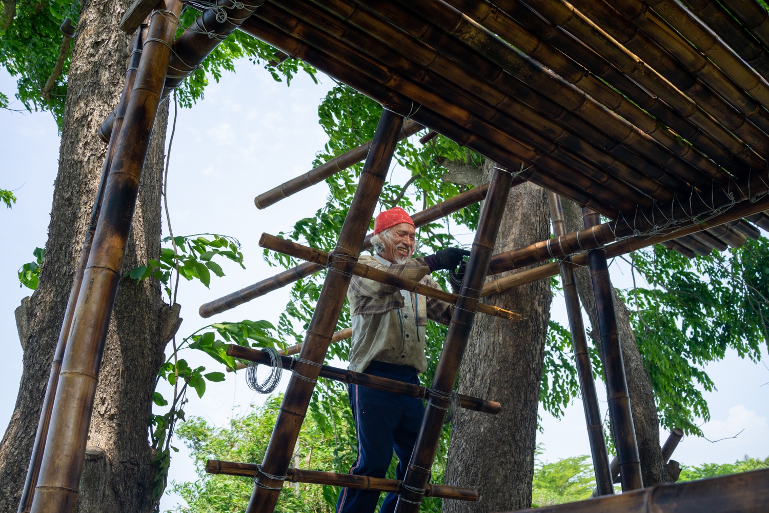 Construction d'une cabane à Xingang par le mouvement du Jardin Terrestre 地球花園 (photo : Sasa)