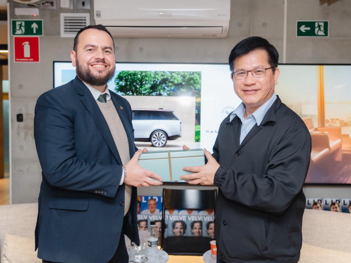 Le ministre des Affaires étrangères Lin Chia-lung (林佳龍) a rencontré Gil Diniz, membre de l'Assemblée législative de l'État de São Paulo, lors d'une escale au Brésil effectuée en rentrant du Paraguay (Image : Facebook de Lin Chia-lung)