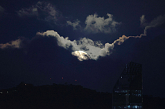 Illustration de la lune, derrière les nuages (photo CNA)